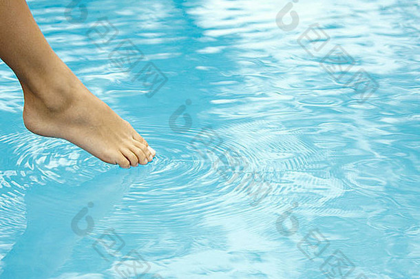 女人触碰表面水然后特写镜头脚水