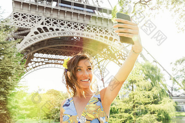 巴黎女人自拍埃菲尔铁塔塔背景