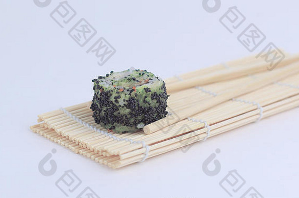大寿司筷子孤立的光