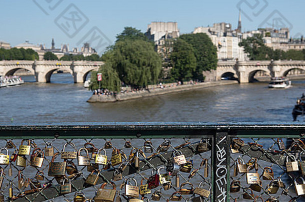 春天巴黎爱锁甲板的艺术他的河甲板Neuf