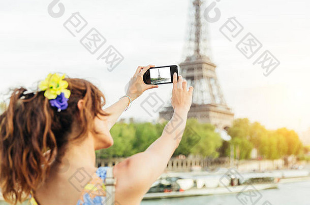 年轻的女人参观巴黎