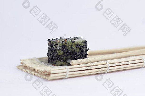 大寿司筷子孤立的光