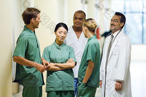 医疗工作人员聊天医院走廊