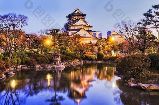 传统的日本花园池塘明亮的灯日出历史公园大阪城市