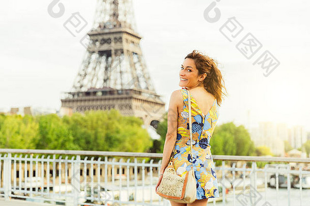 年轻的女人参观巴黎