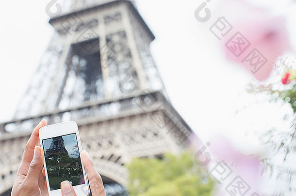 女人拍摄埃菲尔铁塔塔相机电话巴黎法国