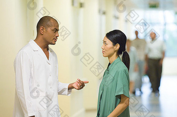 医疗工作人员站脸脸走廊讨论