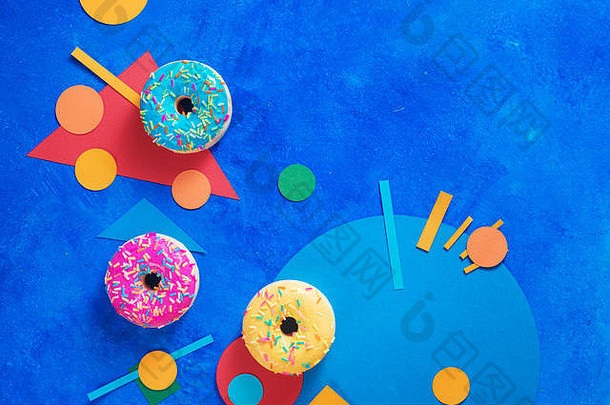 甜甜圈色彩斑斓的纸装饰颜色阻塞平躺头糖果有创意的食物摄影复制空间