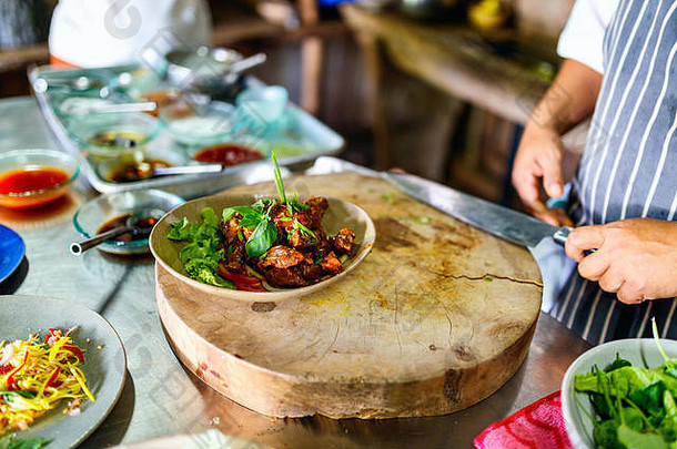 老板使传统的柬埔寨肉菜烹饪类