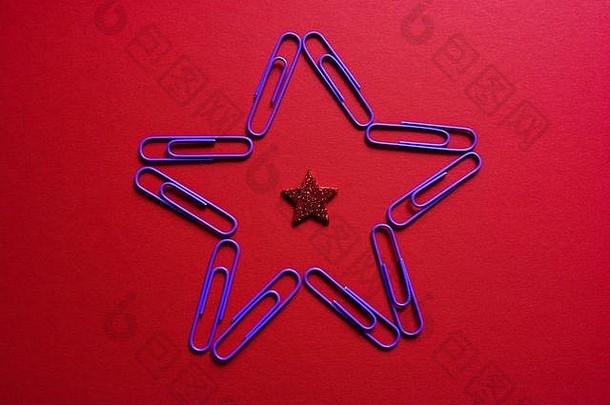 紫色的回形针明星形状红色的背景假期共鸣涂鸦办公室文具