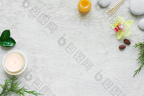 自然皮肤护理水疗中心集白色软毛巾背景自然化妆品产品花绿色叶子蜡烛Zen石头放松