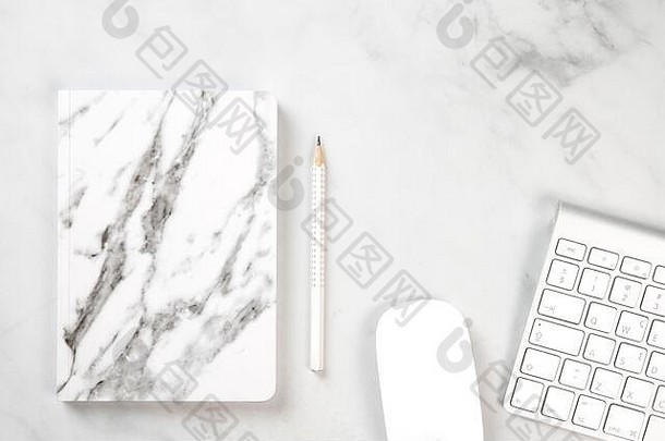 白色文具白色大理石桌子上大理石笔记本键盘鼠标铅笔工作空间