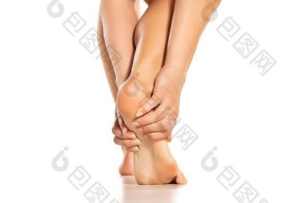 女人按摩痛苦的脚白色背景