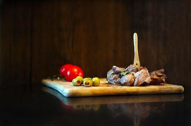 鸭肉Tomatos橄榄木董事会生乡村食物服务餐厅美食美味的食物烹饪概念