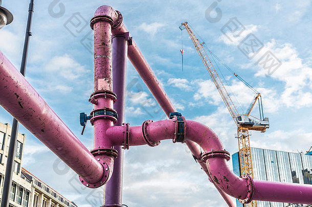 粉红色的管道排水水建设起重机背景柏林德国