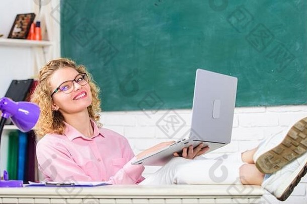 在线课程成人老师教室工作笔记本在线视频教训距离学习女人学生研究移动PC教育上的网络研讨会学校知识通过测试在线