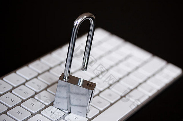 不锈钢挂锁电脑键盘网络安全数据安全杀毒保护概念图像