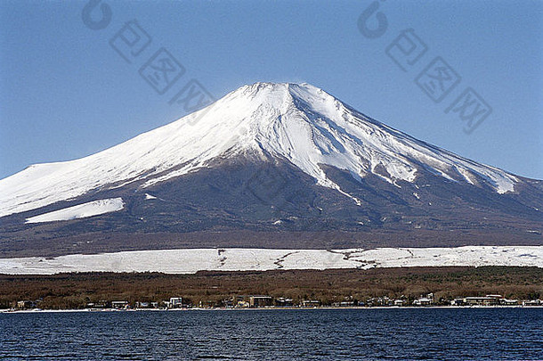 雪封顶山富士日本查看冬天明亮的蓝色的天空