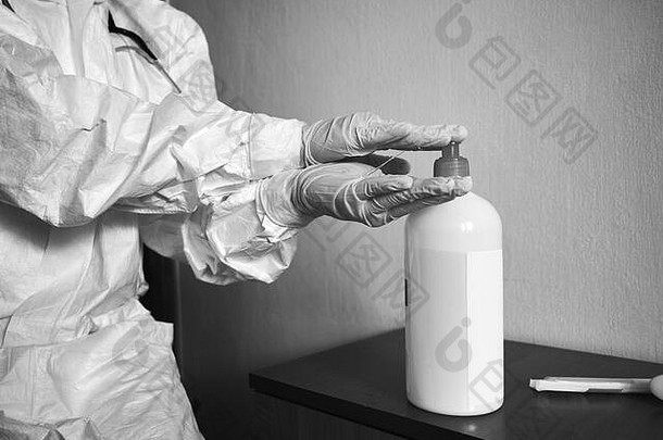 黑色的白色裁剪图像医生佩普西装手套去污手酒精洗手液预防措施冠状病毒科维德概念