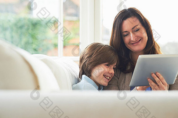 妈妈。儿子沙发数字平板电脑