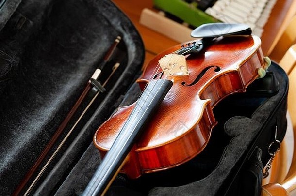 小提琴小提琴弓铺设开放黑色的情况下表格小<strong>木琴</strong>回来简单的经典音乐的字符串仪器集团