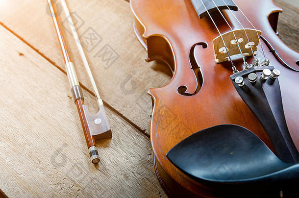 小提琴表格关闭小提琴木地板上前视图小提琴音乐的黑暗木地板上