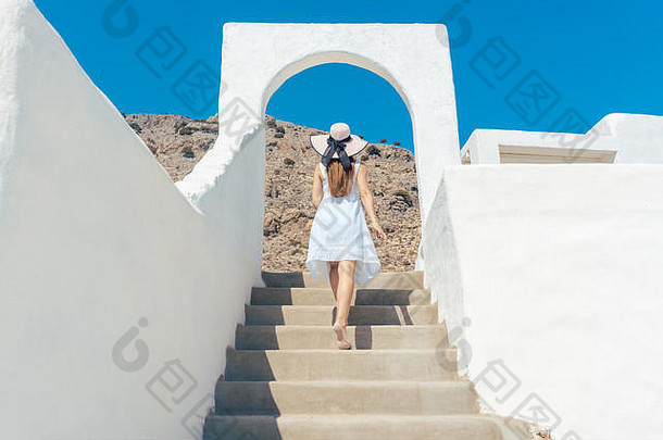 女人攀爬楼梯希腊