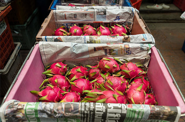 新鲜的龙水果盒装塑料板条箱准备好了批发曼谷市场