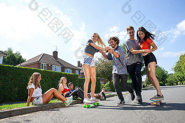 集团年轻的成年人有趣的滑板
