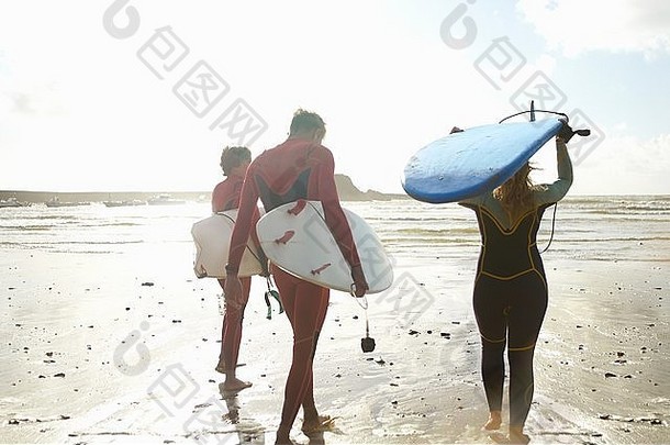 集团冲浪者标题海携带冲浪板后视图