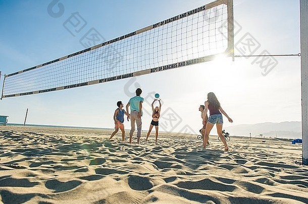 集团朋友玩排球海滩