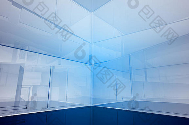 住宅空办公室列大窗户室内建筑业务空间蓝色的光影响