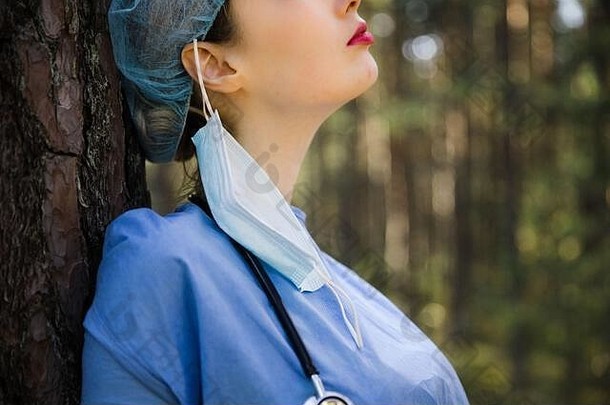 累了快乐女医生外科手术面具森林穿外科手术面具礼服