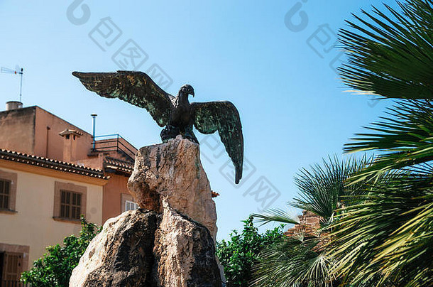 青铜雕像鹰象征罗马军团carles广场区域alcudia马略卡岛西班牙