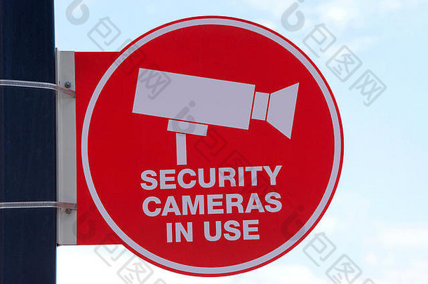 红色的安全相机标志波兰蓝色的多云的天空背景警告罪犯行动记录