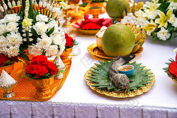 泰国大米提供鲶鱼椰子葡萄柚香蕉表格准备好了仪式佛教