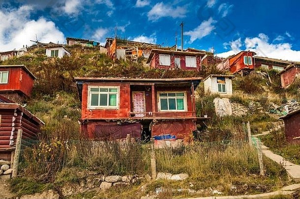 简陋的小镇小屋山坡上佛教营地亚尔琴嘎嘎藏文部分四川省中国