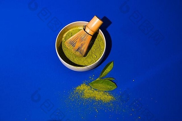 火柴茶传统的东方喝健康能源粉绿色茶搅拌照片锋利的锐度硬光复制空间