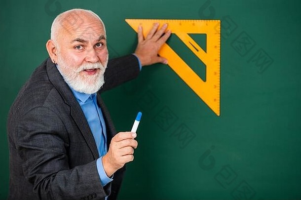 成功数学画提示终身学习者男人。有胡子的导师黑板背景成熟的讲师分享知识阀杆知识知识概念调查研究