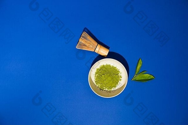 火柴茶传统的东方喝健康能源粉绿色茶搅拌照片锋利的锐度硬光复制空间