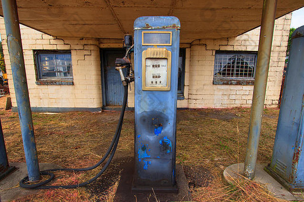 废弃的服务站复古的汽油泵加油车农村澳大利亚电汽车使汽油站过时了