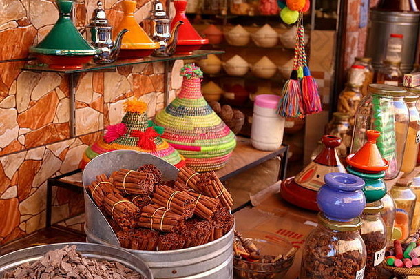 colorfoul街市场站马拉喀什摩洛哥肉桂棒工艺品传统的记忆典型的菜使粘土化妆品