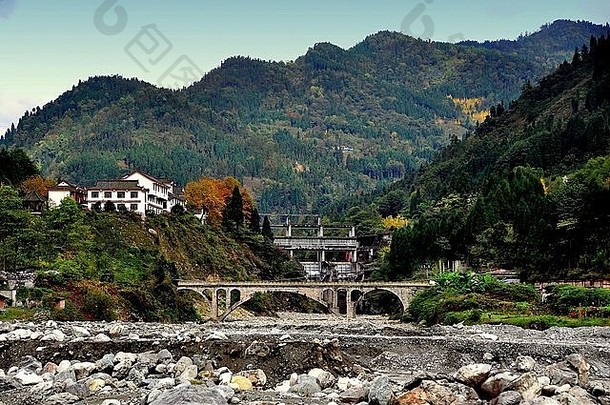 四川省中国集群房子俯瞰系列桥梁岩石河床上jianjiang河