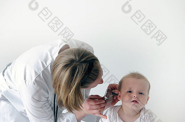 女医生检查婴儿的耳朵