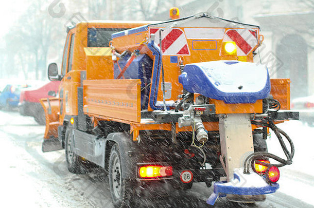撒布机卡车冬天雪暴雪天气