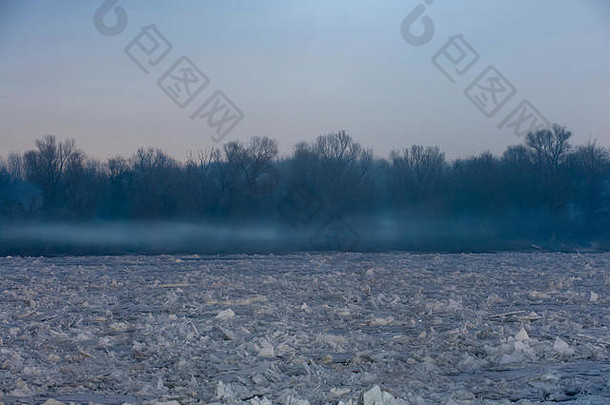 贝尔格莱德塞尔维亚1月雾冻多瑙河河贝尔格莱德