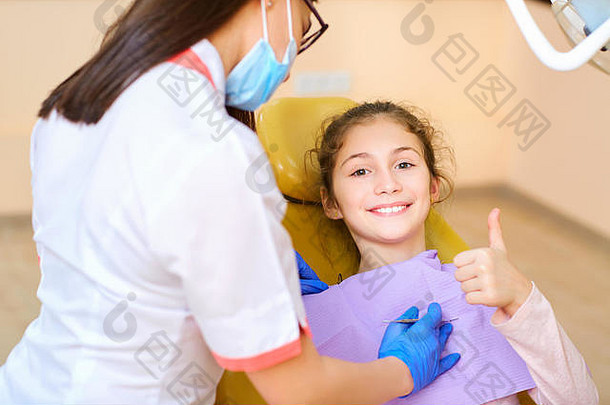 女人牙医对待孩子的牙齿