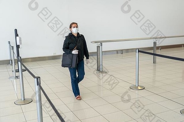 科维德流感大流行限制年轻的女人等待机场返回首页城市卡住了外国国家政府休息
