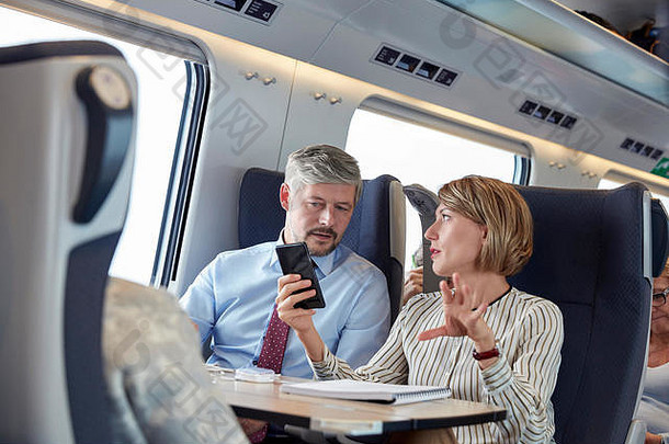 业务人工作聪明的电话会说话的乘客火车