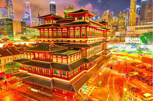 佛牙遗迹寺庙新加坡空中视图东南亚洲壮观的佛教寺庙唐人街区业务区天际线背景晚上